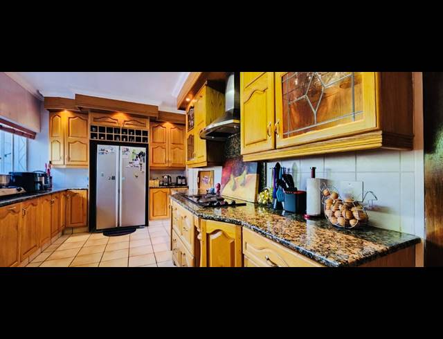 4 BEDROOM FREEHOLD FOR SALE IN ALBERANTE
